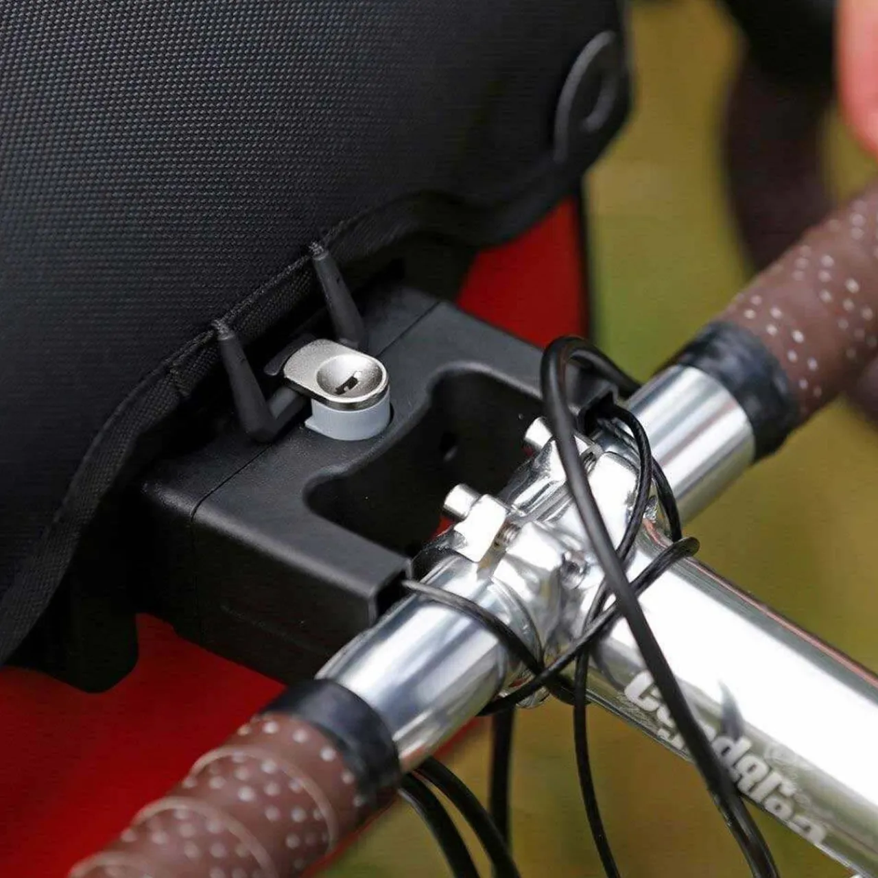 Outlet Handlebar Mounting Set with Lock Bikepacking